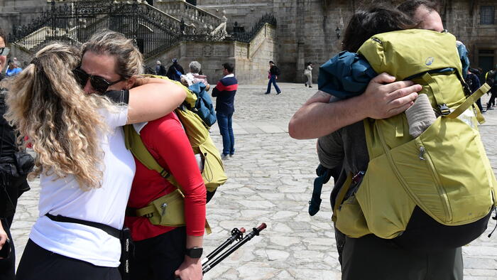 Peregrinas á sua chegada ao Obradoiro. Foto: Santi Alvite