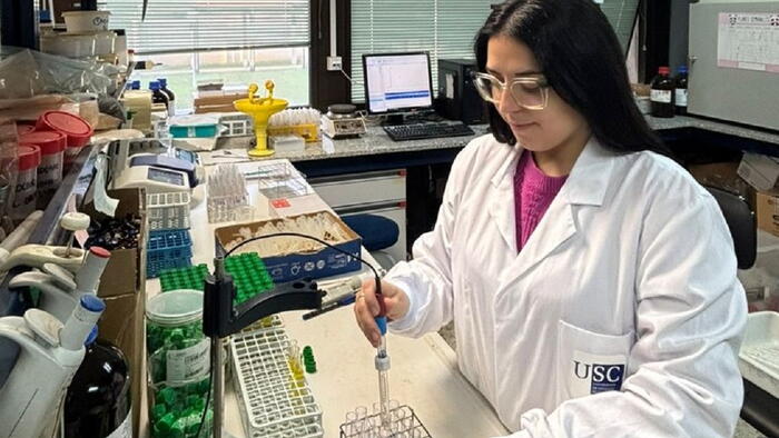 Raquel Cela traballando no laboratorio