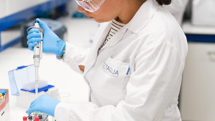 Tamara Casero nun laboratorio de Cetaqua