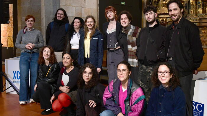 Foto de grupo das autoridades e as persoas premiadas. Foto: Santi Alvite