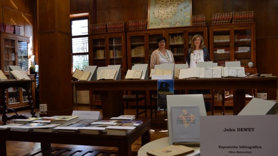 Formación del Profesorado del Campus Terra recuerda al pedagogo americano John Dewey con una muestra de su obra bibliográfica