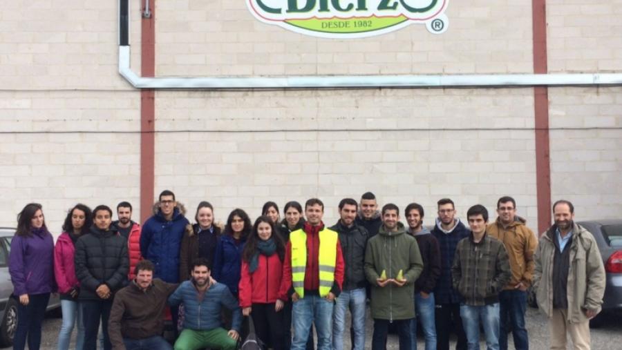 Estudiantes de Ingeniería Agrícola y Agroalimentaria visitan en el Bierzo una central hortofrutícola puntera