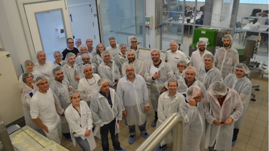 Un curso de elaboración de quesos de pasta blanda cita en el Campus Terra de la USC a cerca de un centenar de productores de toda España
