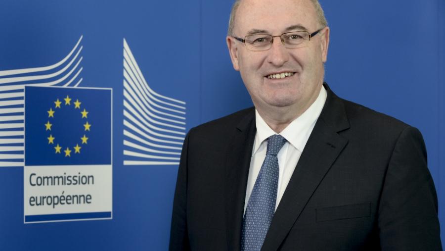 El comisario europeo de Agricultura destaca la actividad del Campus Terra de la USC en la modernización del agro 