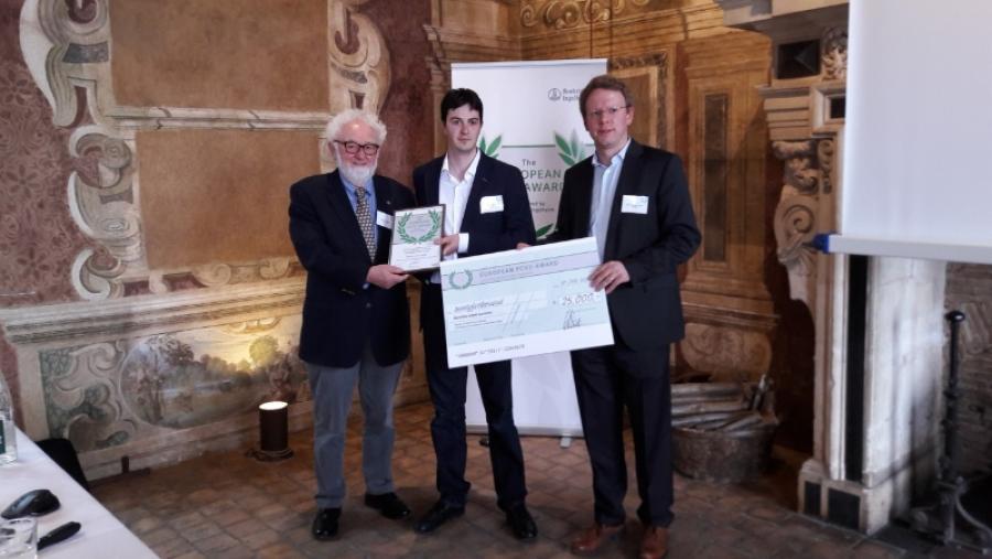 El veterinario Gonzalo López recoge en Lyon un premio europeo por una investigación sobre Circovirus Porcino Tipo 2 (PCV2)