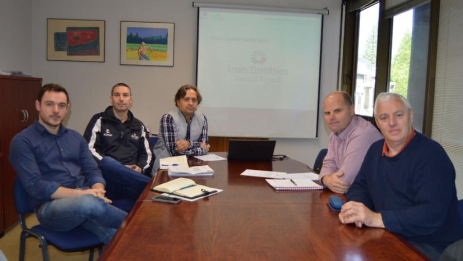 El Campus Terra de la USC incrementa los vínculos con una destilería irlandesa en la explotación de la madera gallega usada en barricas