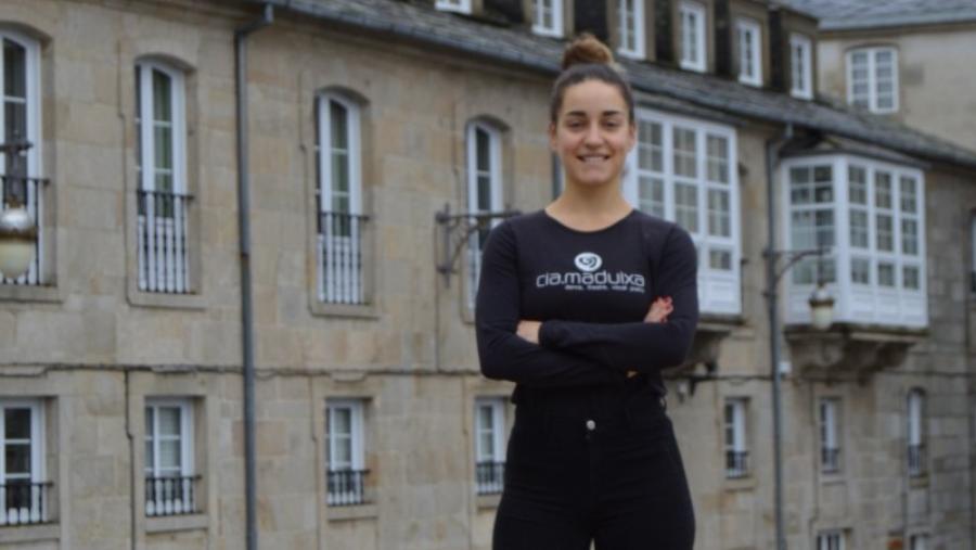 La bailarina y Premio Max Eshter Latorre guía el lunes 19 un taller sobre movimiento corporal en el Aula de Teatro de la USC en el Campus Terra