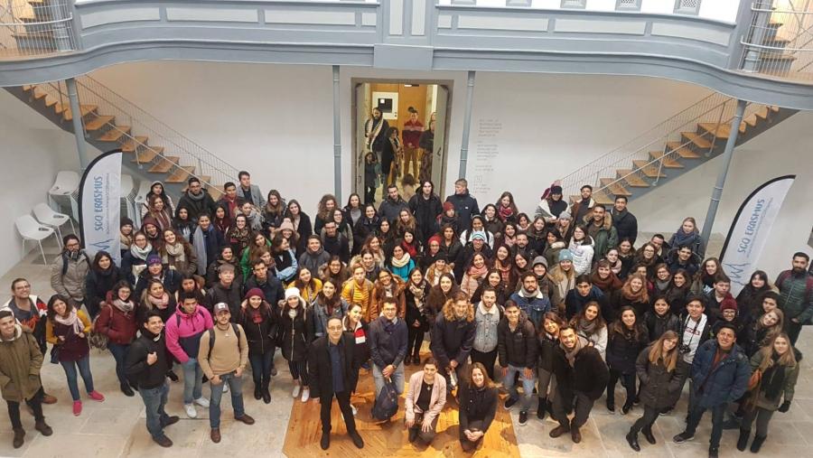 A alcaldesa de Lugo recibe no Vello Cárcere a uns 150 alumnos e alumnas de intercambio da USC
