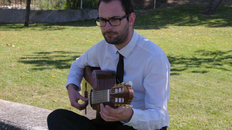 El guitarrista clásico David Antigüedad Mangas abre el lunes 19 ‘Músicas a carón da Mosqueira’