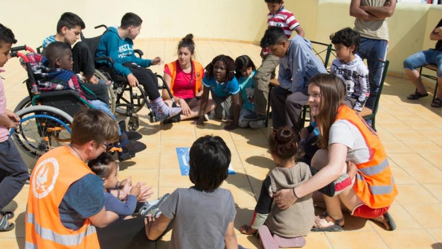 Tres alumnas del máster DAEN cooperan con personas refugiadas en un campamento de la isla griega de Samos