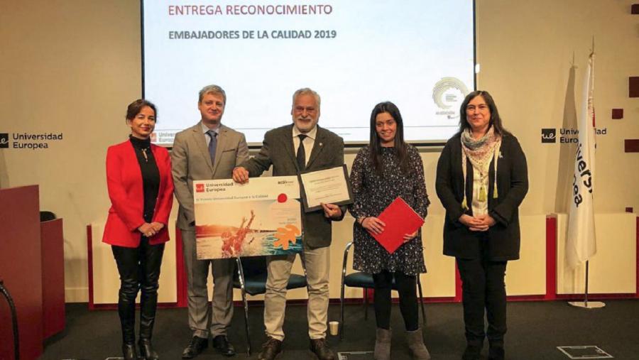 Fernando Cobo recollendo o galardón