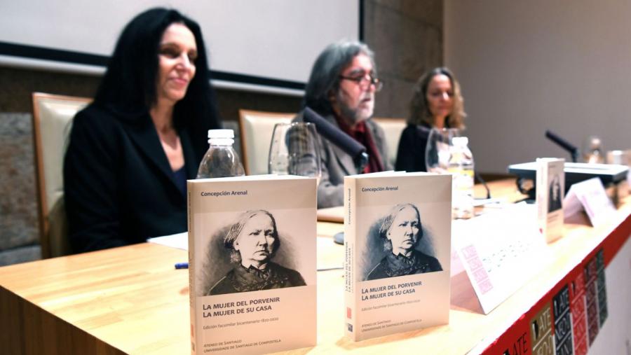 A profesora Carmen Blanco, en primeiro termo, redactou o prólogo da obra. FOTO: Santi Alvite