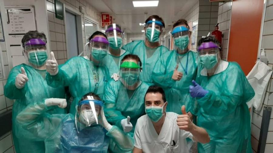 Personal sanitario coas viseiras elaboradas por Coronavirus Makers Galicia