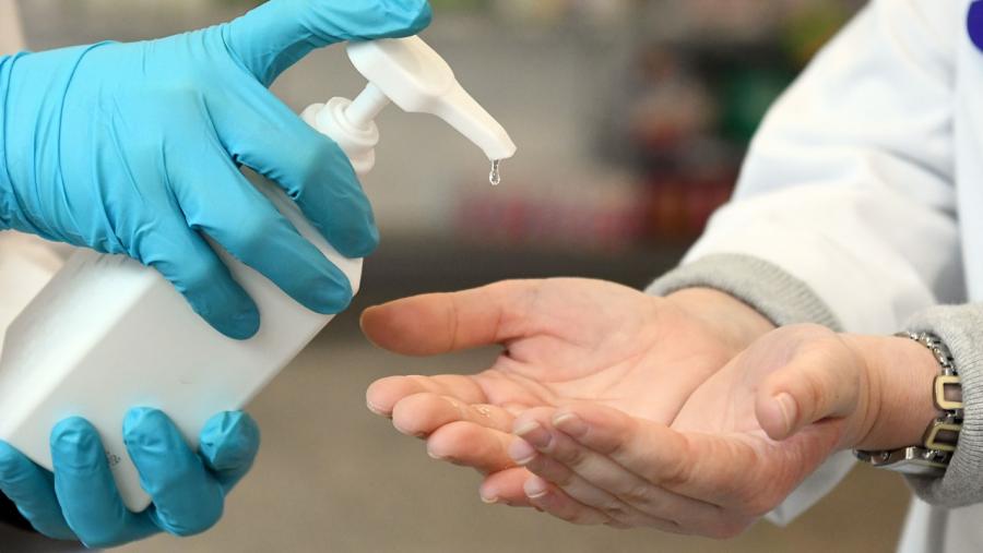 Aplicación de xel desinfectante en mans. Foto: Santi Alvite