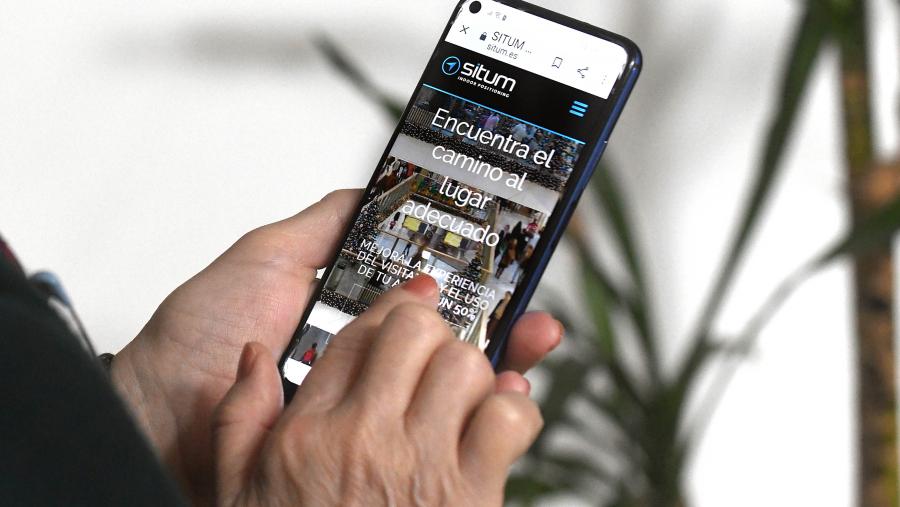 Un usuario consulta no móbil aplicacións de Situm. Foto: Santi Alvite