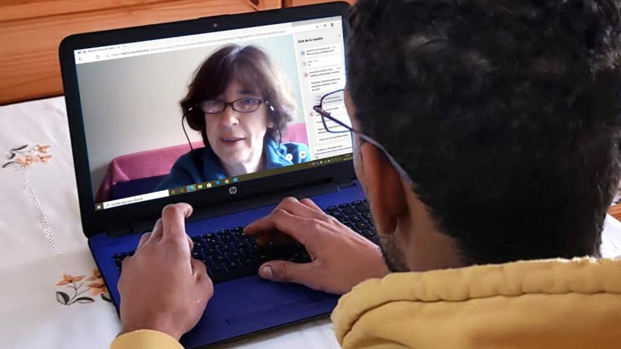 Un participante nos encontros virtuais na Zona USC. Foto: Santi Alvite