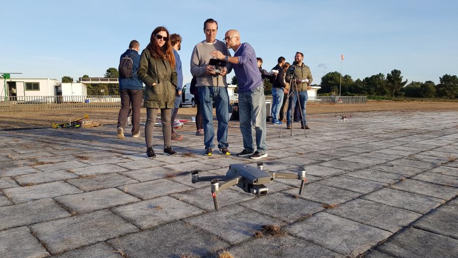 Alumnos e docentes nunha sesión práctica do máster nas instalacións do Club de Aeromodelismo Lavanco, en Lugo