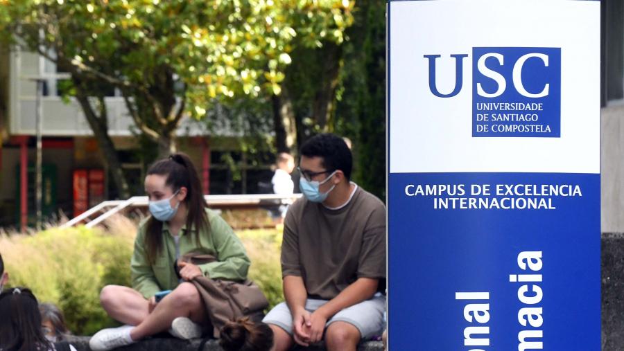 Estudantes no Campus Sur da USC. Foto: Santi Alvite