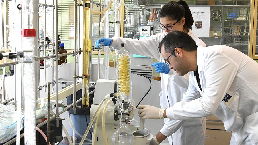 Investigadores no Laboratorio de Enxeñaría Ambiental da ETSE da USC