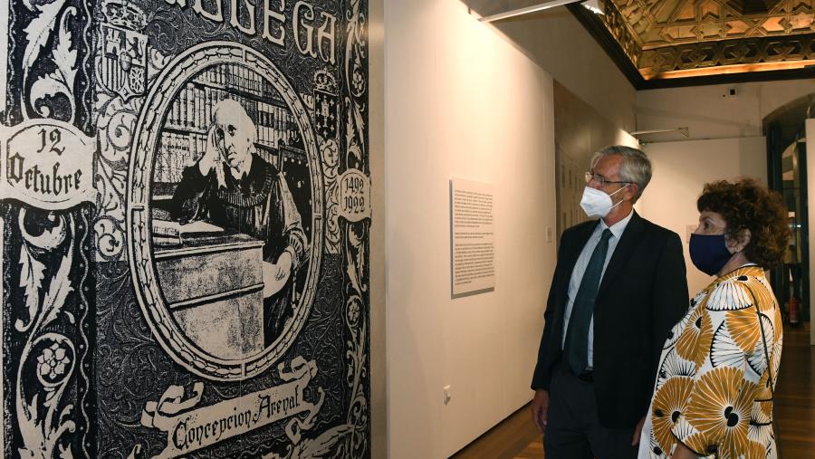 A comisaria María Paz García Rubio e o tataraneto de Concepción Arenal, Federico Cantero, visitan a mostra. FOTO: Santi Alvite