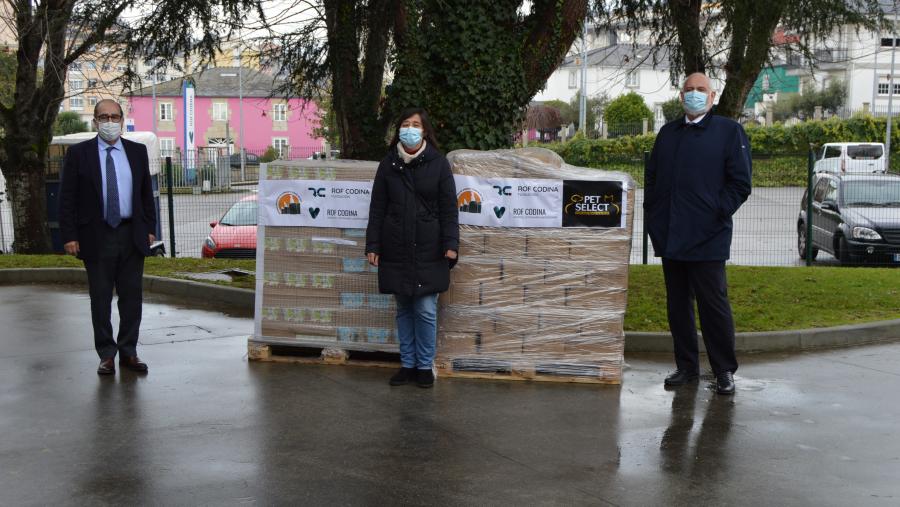 De esquerda a dereita, Luis Felipe de la Cruz, Ángeles López, e Luis Ramón Martínez, nos exteriores do hospital Rof Codina de Lugo