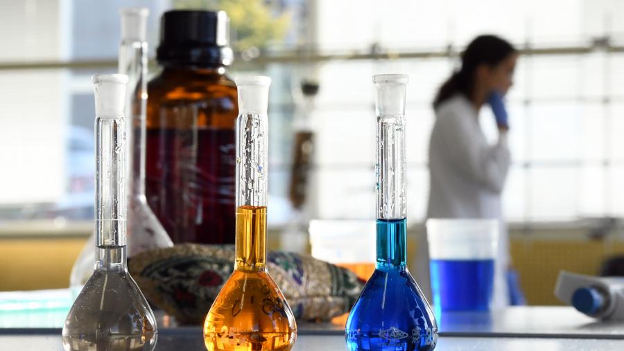 A metodoloxía da ACV consiste na análise ambiental dos impactos asociados aos produtos, proceso e servizos ao longo de toda a súa cadea de valor. Laboratorio da ETSE (imaxe de arquivo). FOTO: Santi Alvite