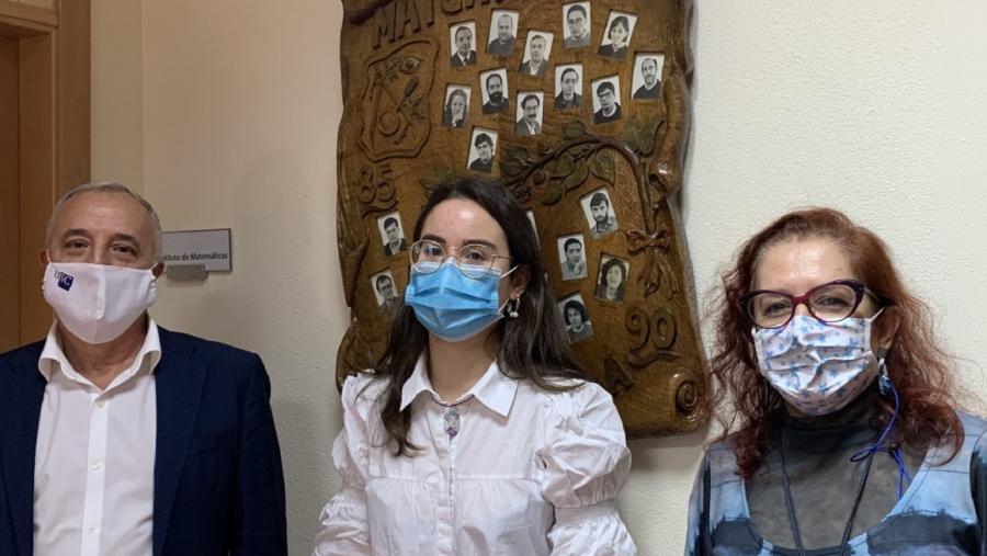 De esquerda a dereita o director do IMAT, Juan José Nieto; a alumna Laura Fernández; e a decana de Matemáticas, Elena Vázquez Cendón