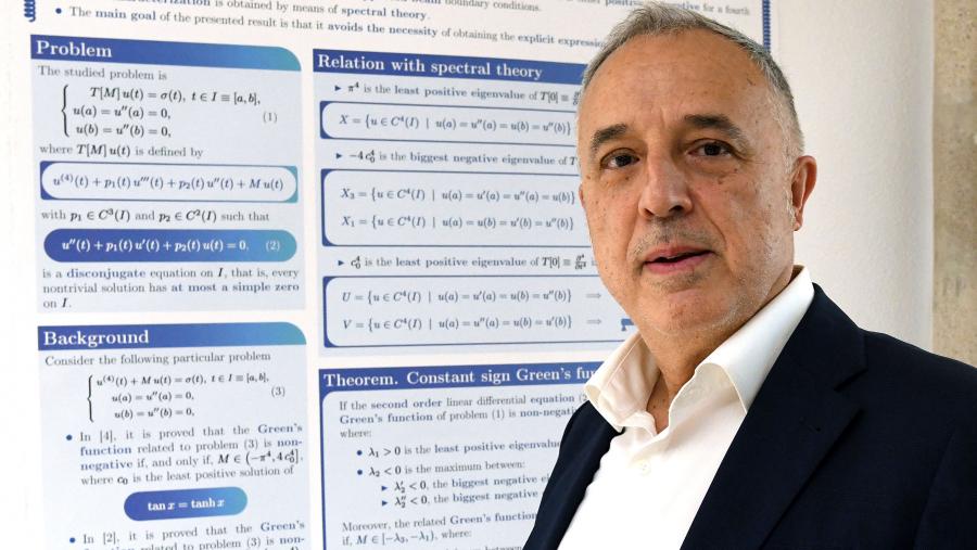 O profesor Juan José Nieto Roig ten coordinado ou participado en máis de vinte proxectos de ámbito europeo, nacional e autonómico e é autor ou coautor de máis de 300 artigos de investigación. FOTO: Santi Alvite