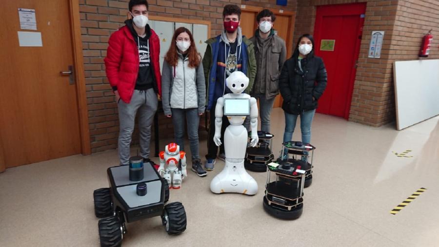 Estudantes de Robótica cos novos equipos chegados á EPS de Enxeñaría