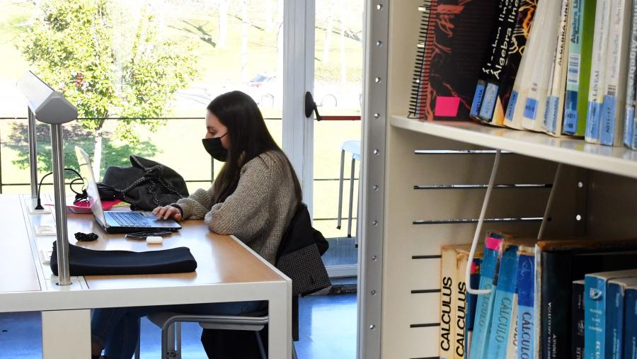 O ciclo comeza este venres 19 de febreiro coa charla ‘Humanizando o dixital’, unha conversa con Patricia Rodilla e Luz Castro. Imaxe de arquivo dunha biblioteca da USC. FOTO: Santi Alvite