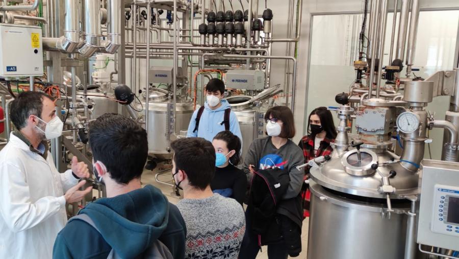 Un técnico da APLTA presenta as instalacións tecnolóxicas a alumnado do grao en Robótica