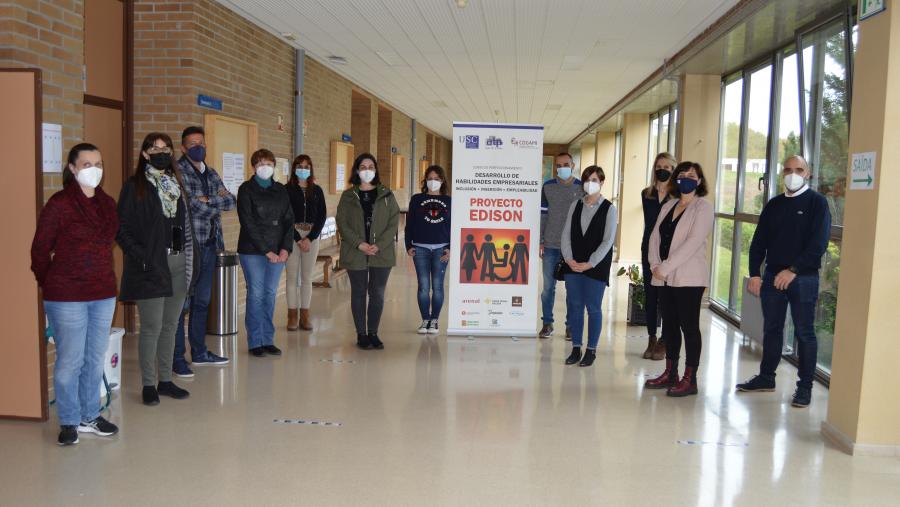 Alumnos, docentese promotores da segunda edición do proxecto Edison, na Facultade de ADE