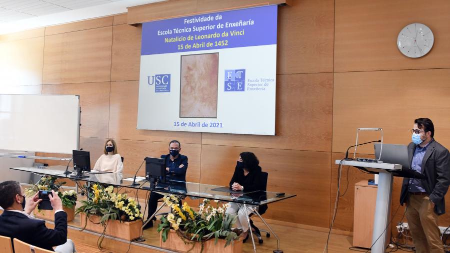 O acto serviu para recoñecer de xeito simbólico ao alumando e profesorado do centro. FOTO: Santi Alvite