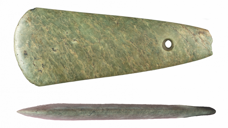 Os resultados destas análises confirman que a rocha verde na que está fabricada a peza atopada en Vilapedre, trátase dunha xadeíta que moi probablemente viña das inmediacións do curso alto do río Po