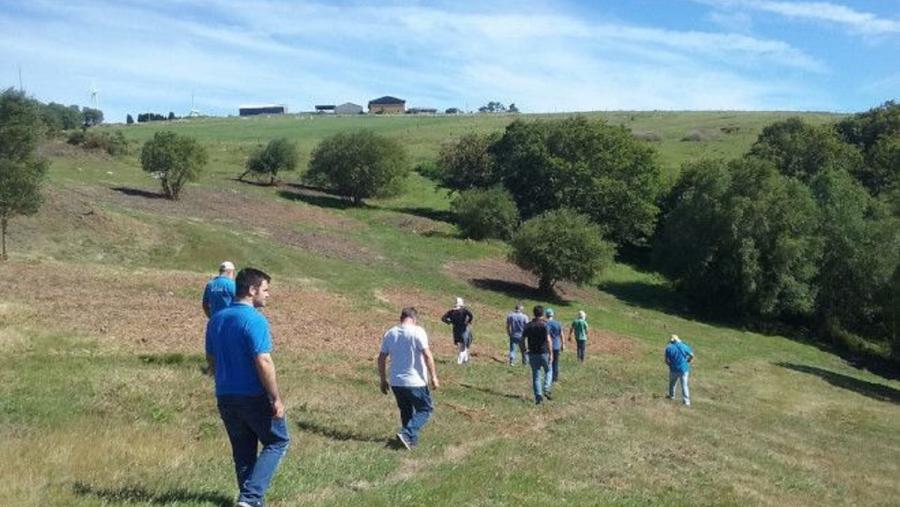 Andrés Osoro, en primeiro termo, nunha sesión sobre pastos no Marco da Curra do CIAM. Imaxe de arquivo