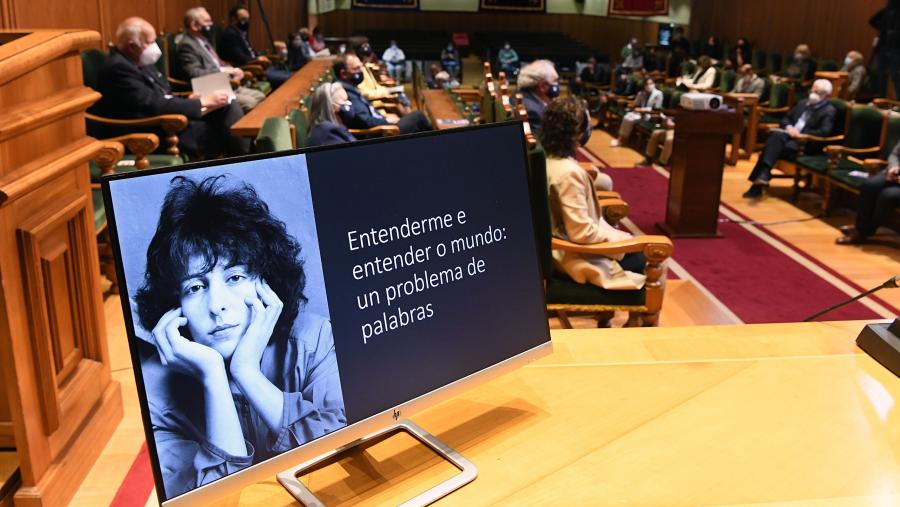 Antonio López subliñou que este ano réndeselle tributo a unha “poeta contemporánea” que fixo literatura “coincidindo cos nosos tempos”. FOTO: Santi Alvite