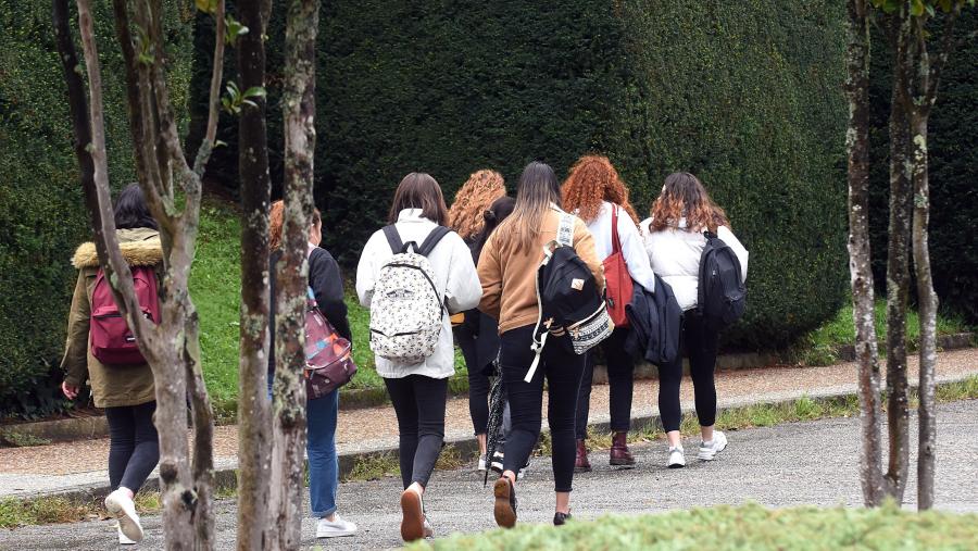 No transcurso deste proxecto de Aprendizaxe-Servizo que finalizou este mércores 12 de maio co gallo do Día Internacional da Enfermaría, o alumnado participante dialogou previamente cos responsables do centro e das aulas, alén de desenvolver un cuestionario previo a partir do cal puideron deseñarse as diversas intervencións de concienciación. FOTO: Santi Alvite