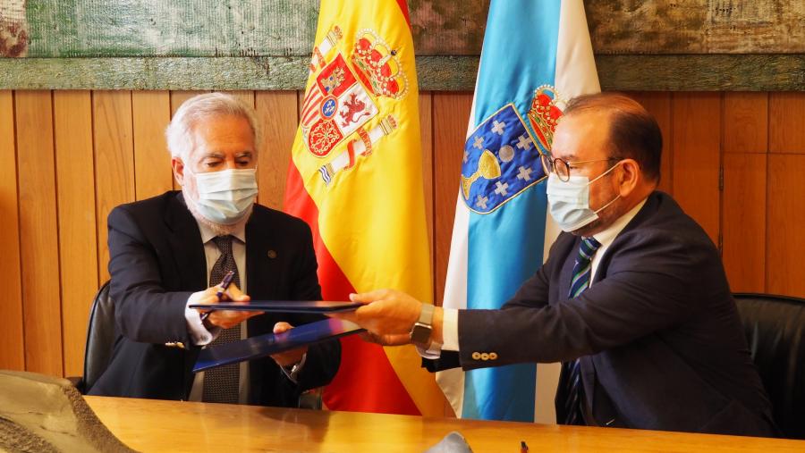 O convenio foi asinado este luns polo reitor Antonio López e polo presidente do Parlamento, Miguel Ángel Santalices Vieira