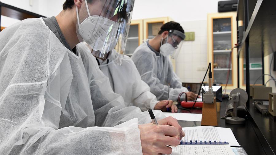 O sistema de nomes  anglófonos tamén pode interferir noutros aspectos da investigación, incluídas as solicitudes de subvencións e a inscrición a conferencias. FOTO: Santi Alvite