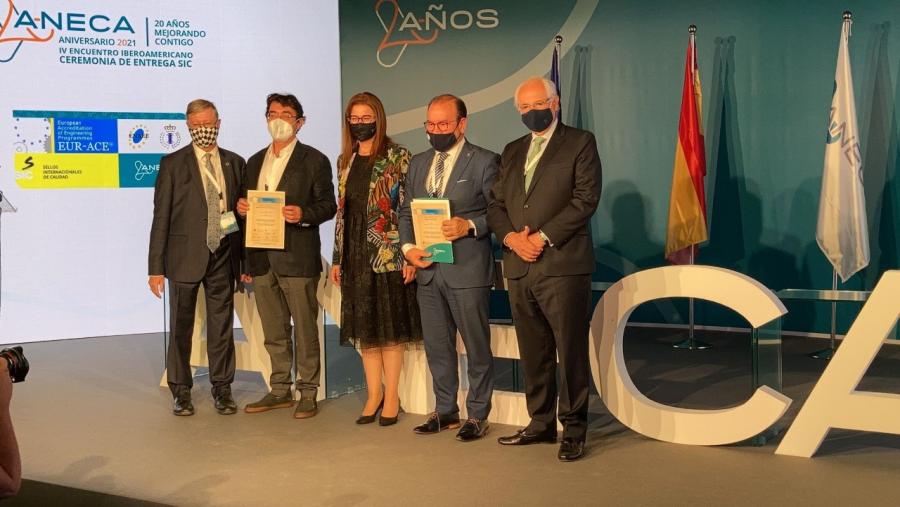 O reitor Antonio López, segundo pola dereita, e o tamén catedrático da USC Santiago Pereira, segundo pola esquerda, amosan os diplomas acreditativos