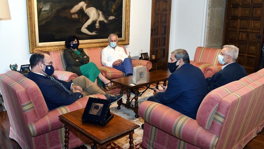 Antonio López recibe ao reitor da Unacifor, Emilio Esbeih, no seu despacho de San Xerome