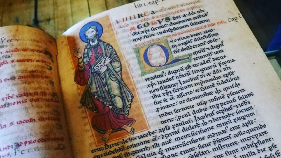 A configuración do espazo medieval, o poder da escrita, os trobadores e as tradicións románicas, así como a muller na sociedade medieval conforman as temáticas das mesas redondas que o congreso acolle na súa xornada inicial