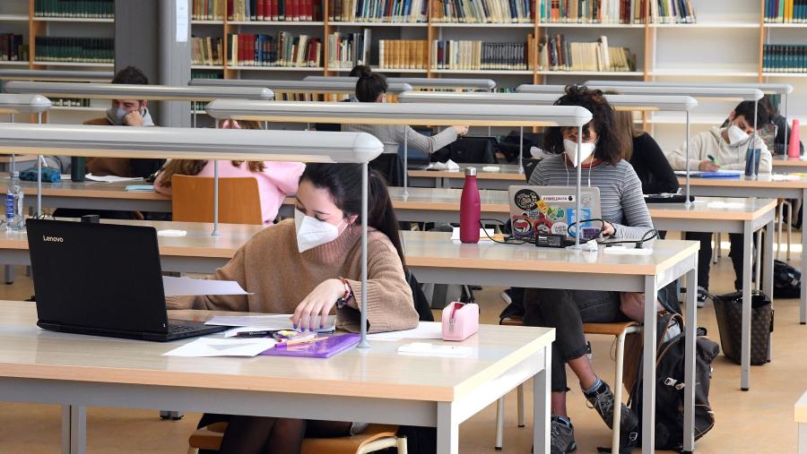 As persoas premiadas recibirán unha contribución en metálico de 3.500 euros e un diploma acreditativo desta distinción. Imaxe de arquivo dunha biblioteca da USC. FOTO: Santi Alvite