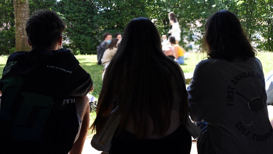 Estudantes de costas