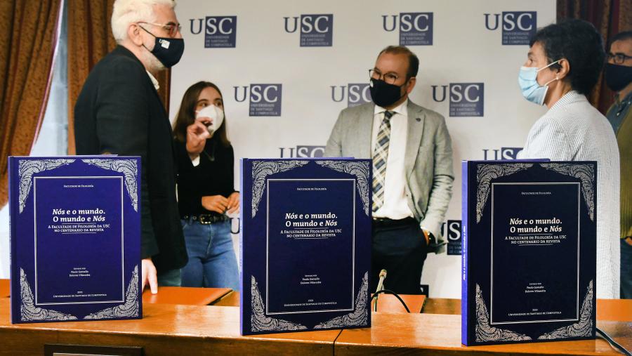 De esquerda a dereita Elias J. Torres Feijó, Laura Paz, Antonio López, Dolores Vilavedra e Paulo Gamallo. Foto: Santi Alvite