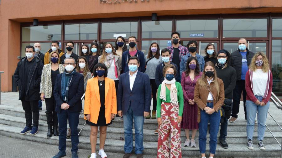 Gonzalo Fernández, Montserrat Valcárcel, Antonio Rodríguez e Begoña Solís, no centro, con bolseiros BEME no Campus de Lugo