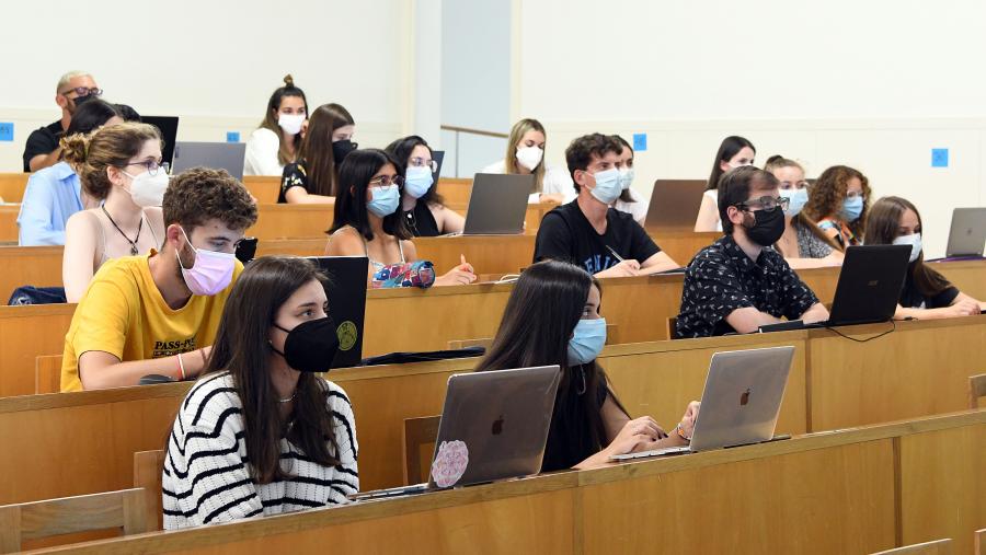 Estudantes na aula. Foto: Santi Alvite