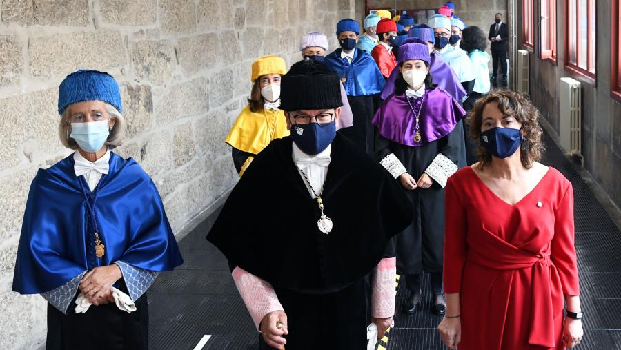 O reitor xunto á profesora Estévez Toranzo (esquerda) e xunto á secretaria xeral Dulce García Mella (dereita). FOTO: Santi Alvite