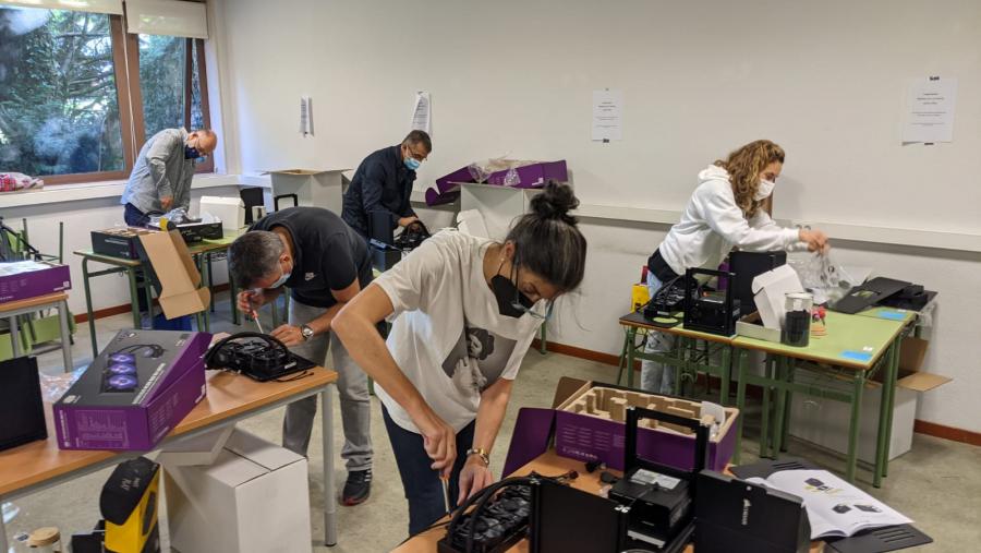 Docentes traballando na montaxe da cámara de néboa