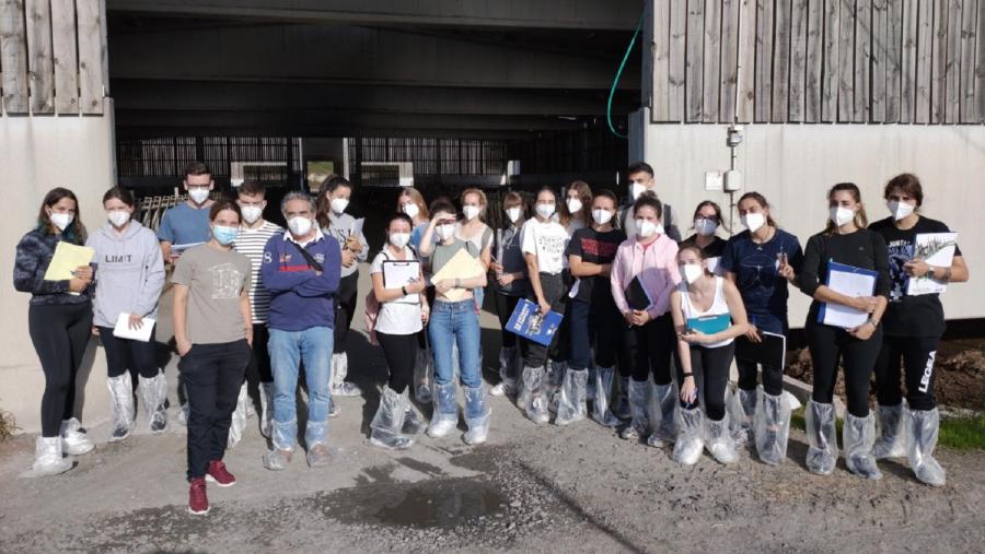 García Lara (sexto pola esquerda), con alumnado de Veterinaria na Granxa Experimental do Campus Terra en Castro de Rei